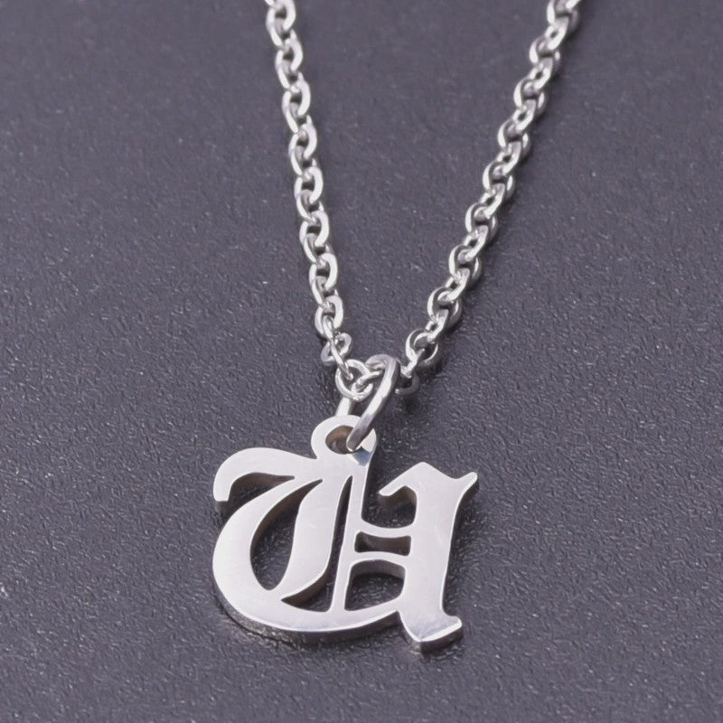 RVS Initiaal Ketting met Oude Engelse Letterhanger - 26 Letters, Perfect voor Hem, Haar of als Koppelkado