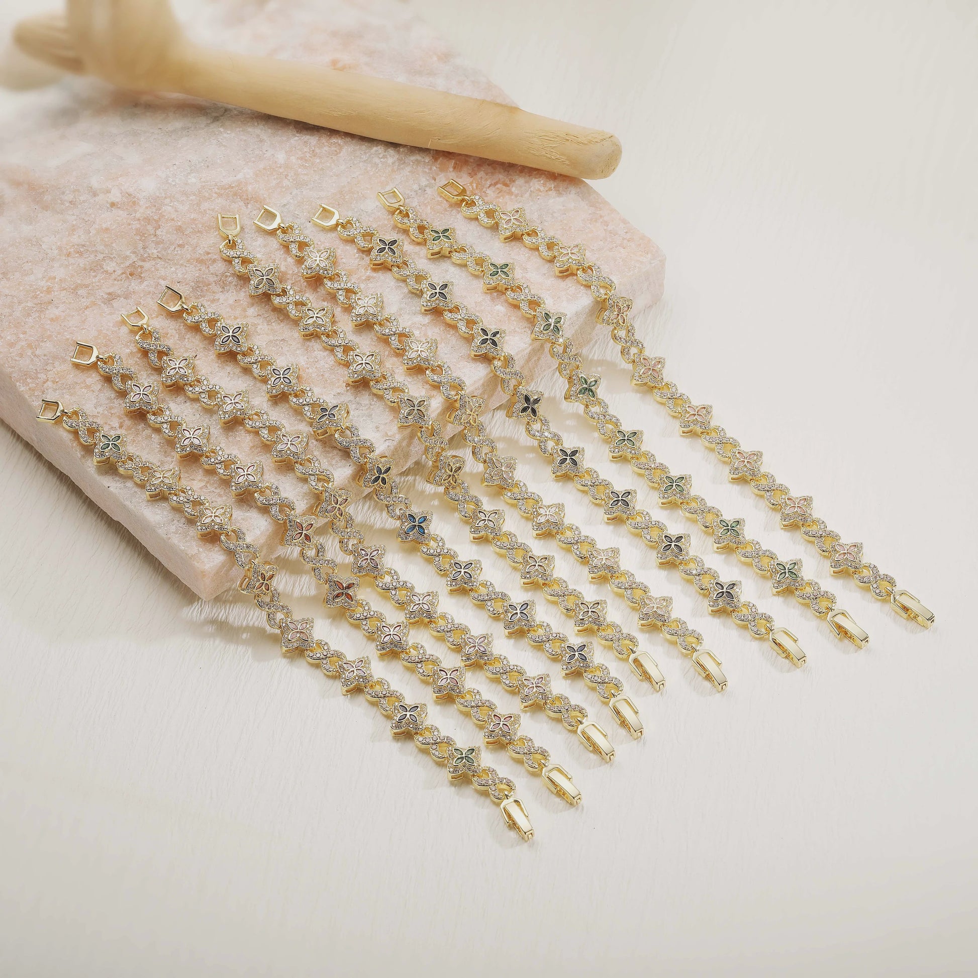 Luxe Gouden Armband met Klaver Hanger en Sprankelende Zirkonia - Dames Sieraden