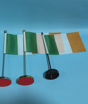 Ierse Bureauvlag 14x21cm - Polyester Vlag van Ierland voor Bureau Decoratie
