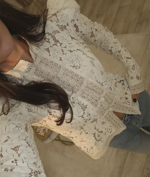 Elegante Witte Kant Blouse met Lange Mouwen en Uitgesneden Details - Dames