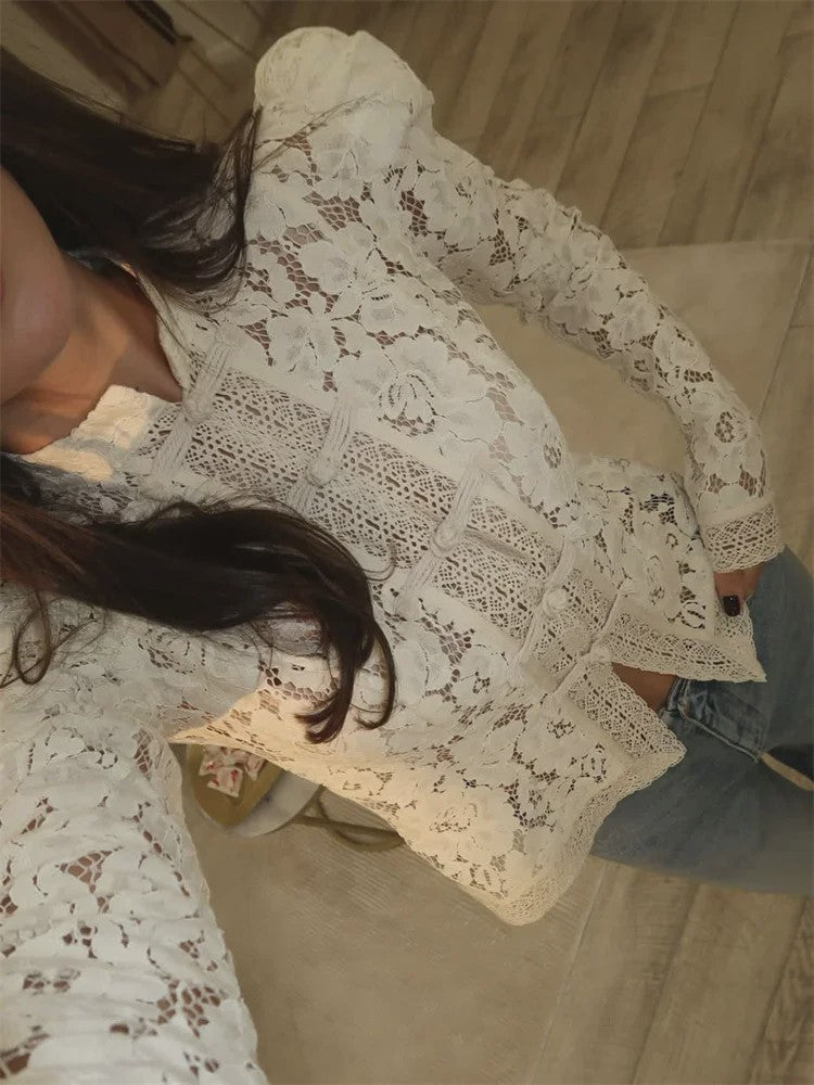 Elegante Witte Kant Blouse met Lange Mouwen en Uitgesneden Details - Dames