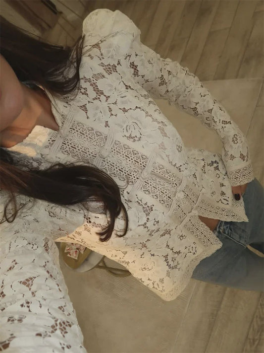 Elegante Witte Kant Blouse met Lange Mouwen en Uitgesneden Details - Dames