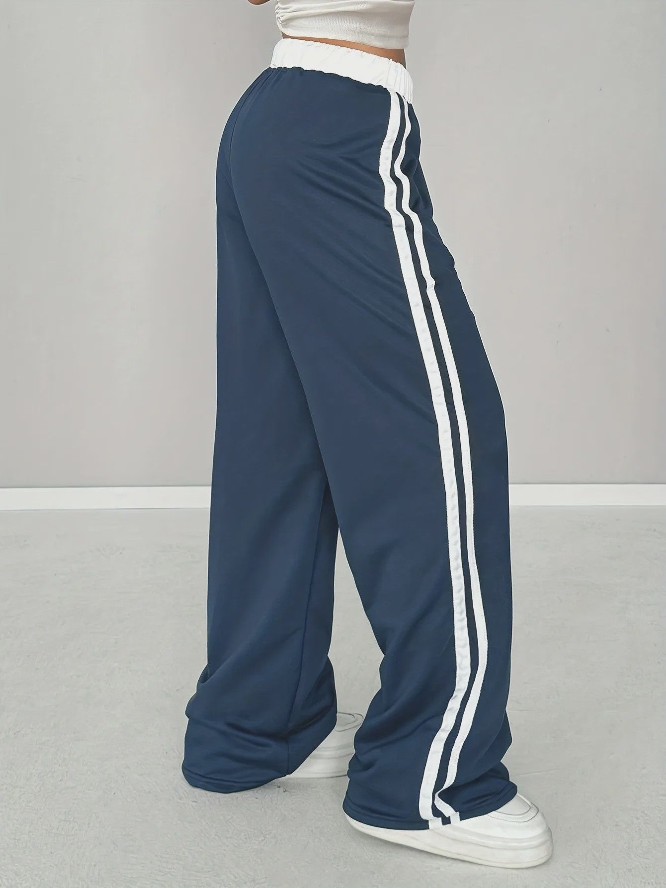 Meisjes Sportbroek met Wijde Pijpen, Trekkoord en '01' Print - Trendy Casual