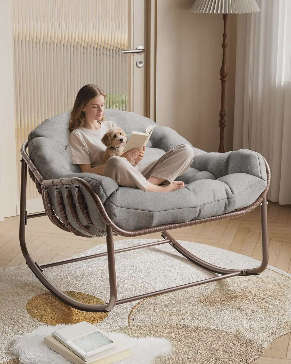 Oversized Rotan Wipstoel met Dik Kussen - Moderne Wicker Lounge Stoel voor Binnen & Buiten