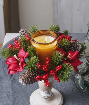 Kerstkrans met Kunstbessen, Dennenappels en Kaarsenring - Sfeervolle Tafeldecoratie voor Kerst