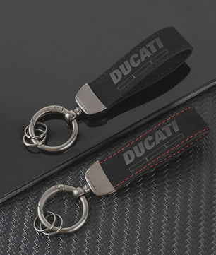 Luxe Suede Sleutelhangerhouder met Ducati Logo - Perfect Cadeau