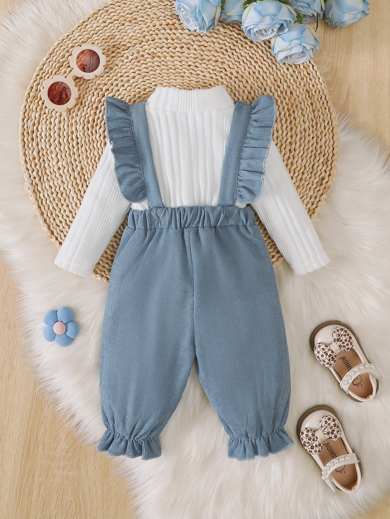Schattige Baby Outfit: Witte Lange Mouwen Top met Blauwe Overalls en Strik