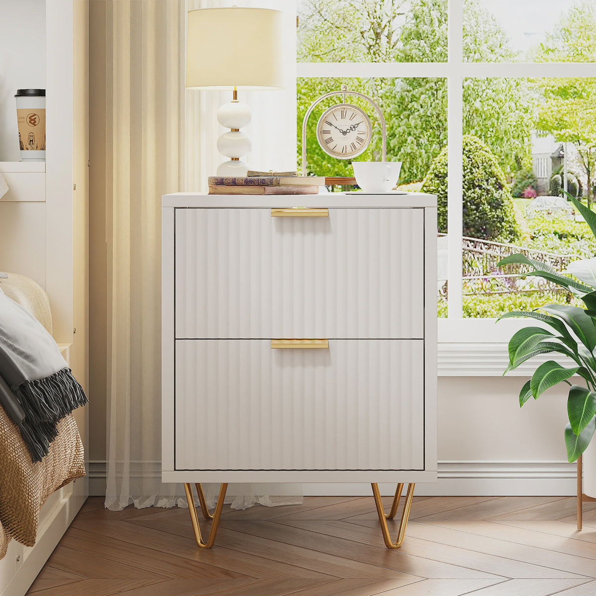 Moderne Witte Nachtkastje met 2 Lades en Gouden Poten - Scandinavisch Design