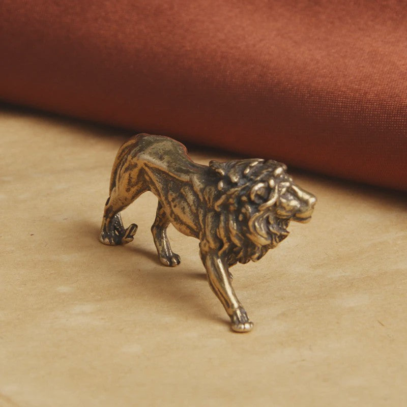 Majestueuze Miniatuur Leeuwenkoning - Vintage Koperen Beeldje voor Bureau & Huisdecoratie
