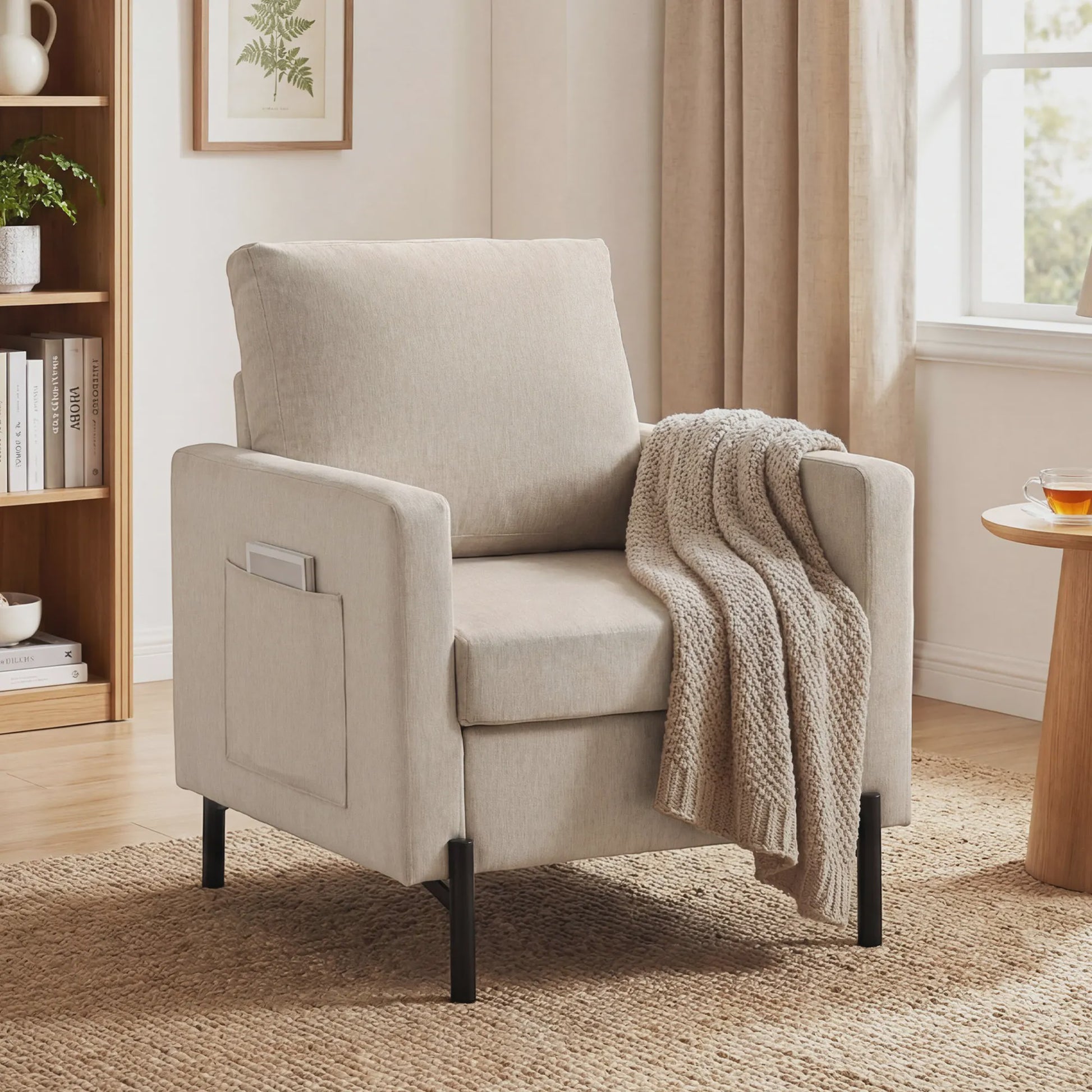 Comfortabele Beige Fauteuil met Armleuningen en Stalen Poten - Stijlvol en Duurzaam