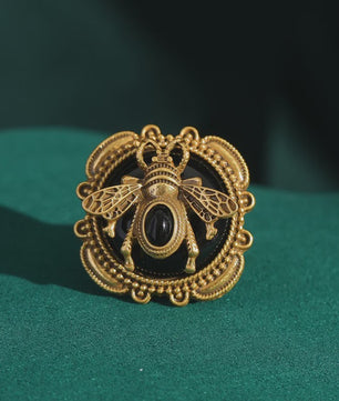 Vintage Goudkleurige Ring met Bij en Zwarte Steen - Romantisch Juweel