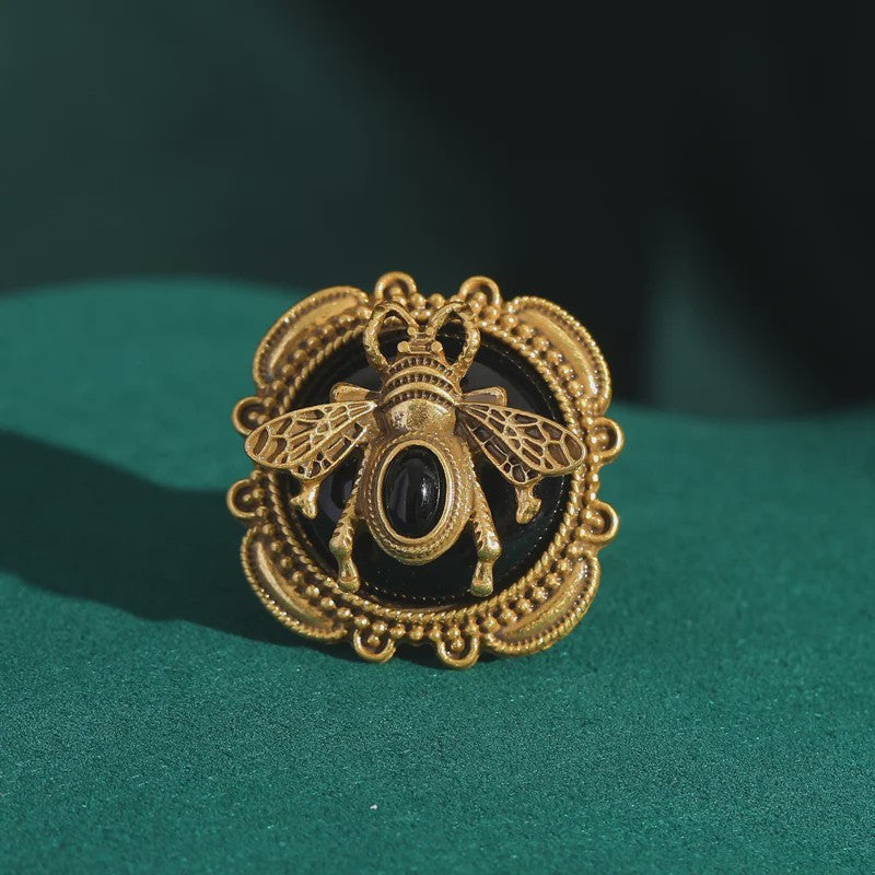 Vintage Goudkleurige Ring met Bij en Zwarte Steen - Romantisch Juweel