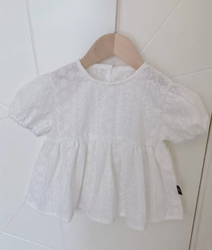 Zomerse Babydoll Blouse voor Meisjes met Broderie en Pufmouwen - Schattig en Casual