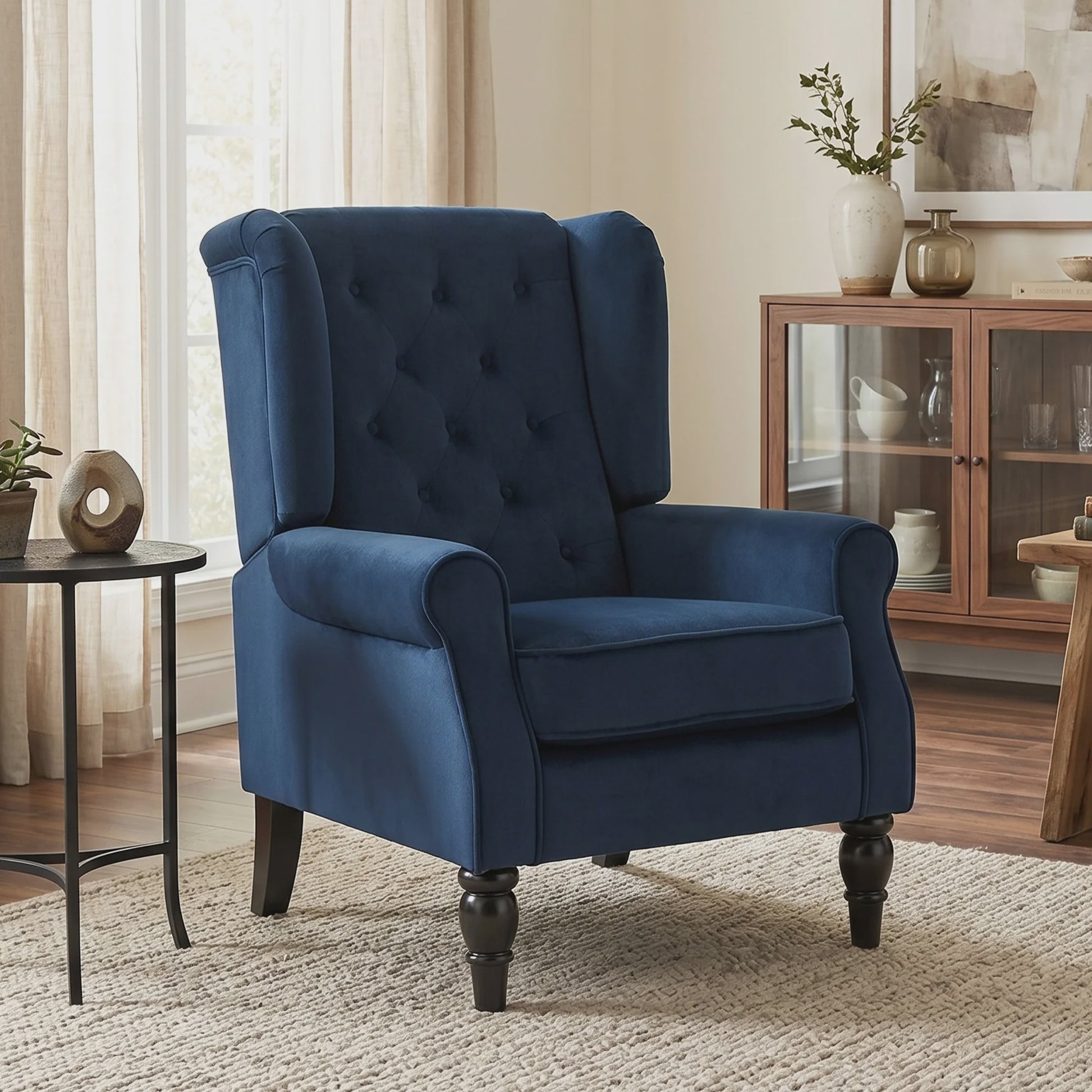Donkerblauwe gestoffeerde fauteuil met brede zitting en klassieke houten poten - Comfortabel en stijlvol