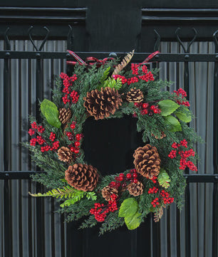 Handgemaakte Kerstkrans met Cipres, Rode Bessen & Denneappels - Voordeur Decoratie