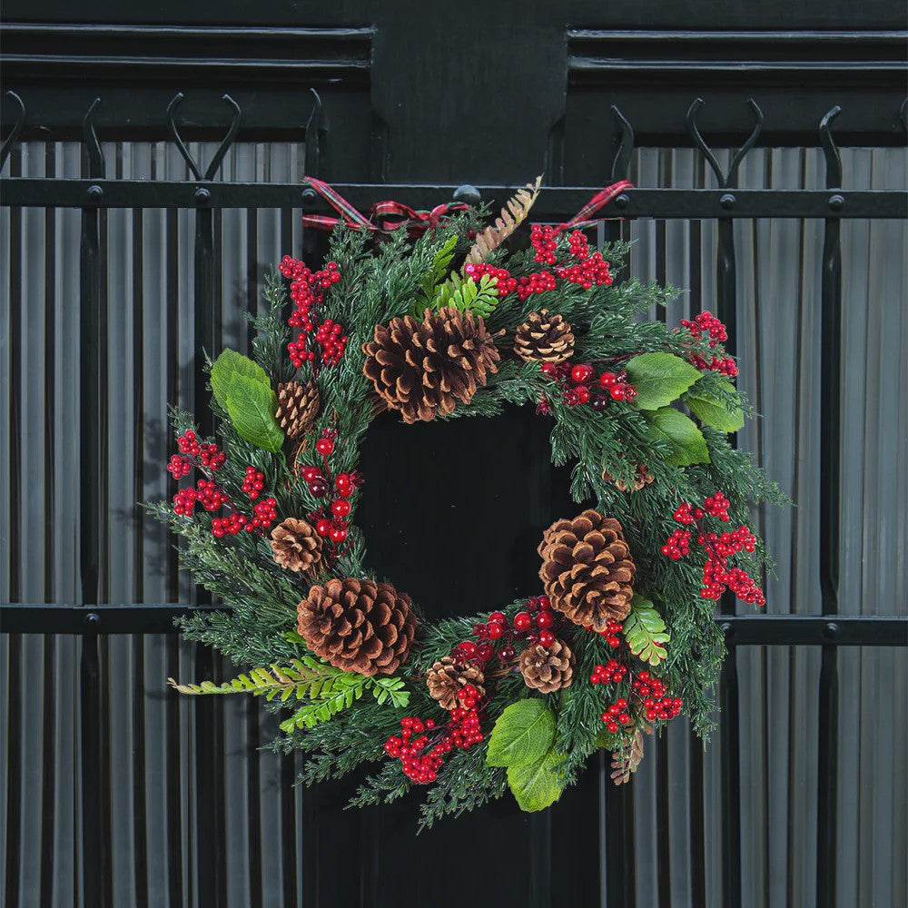Handgemaakte Kerstkrans met Cipres, Rode Bessen & Denneappels - Voordeur Decoratie
