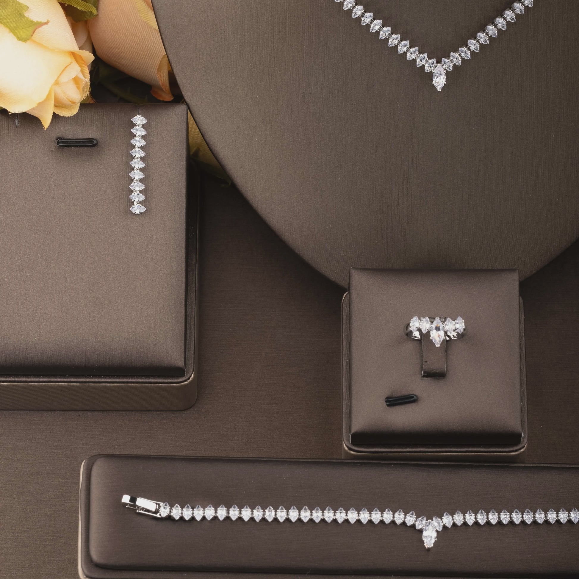 Elegante Zirkonia Sieradenset V-vorm - Perfect voor Dagelijks Gebruik en Feestjes