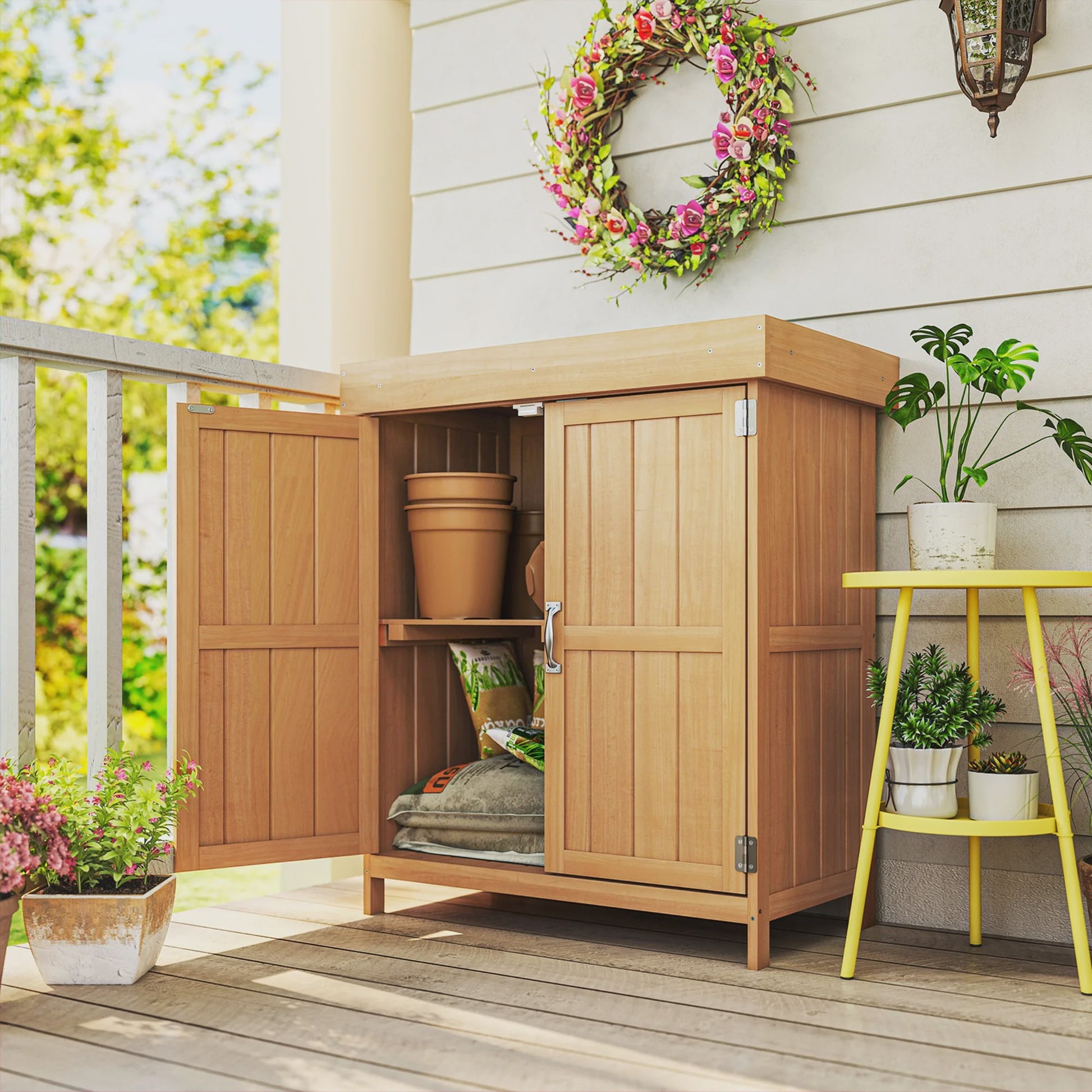 Outsunny Houten Tuinkast op Poten met Dubbele Deuren en Schuin Dak - 74x43x88 cm