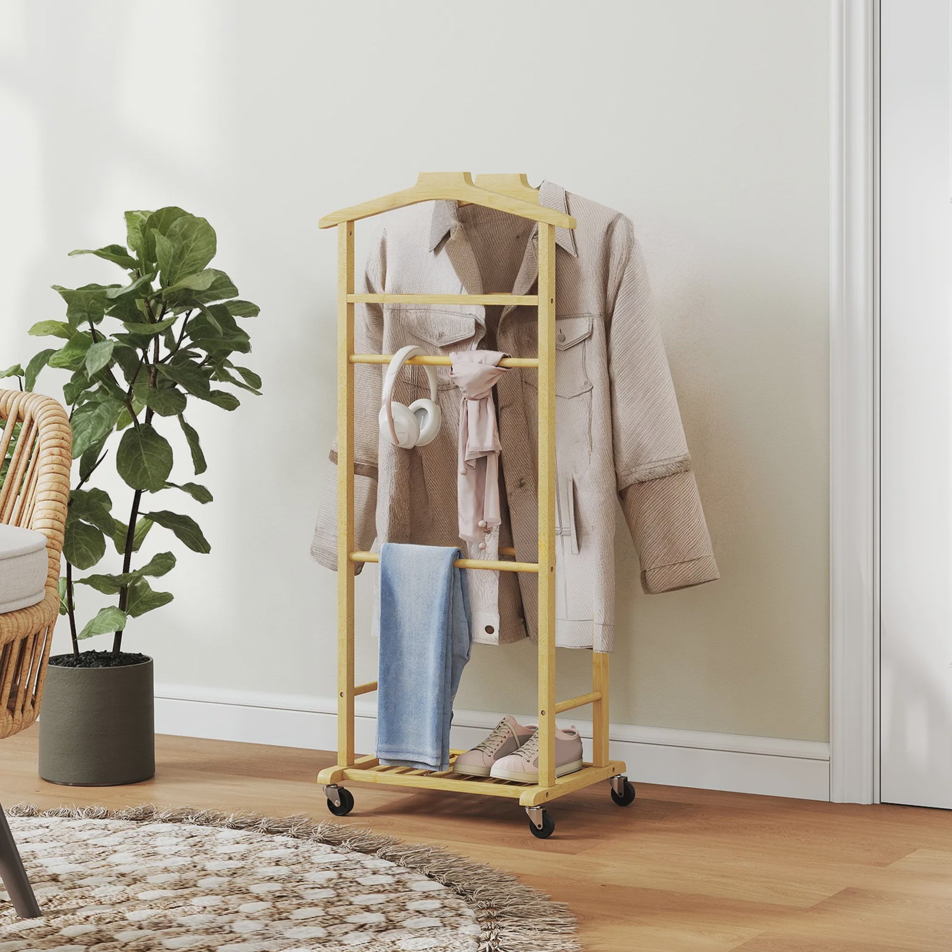 Stijlvol Bamboe Kledingrek met Wielen en Mand - Organiseer je Outfit