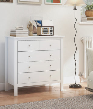 Stijlvolle Witte 5-Laden Commode met Handgrepen en Anti-Tip Beveiliging - Ideaal voor de Slaapkamer