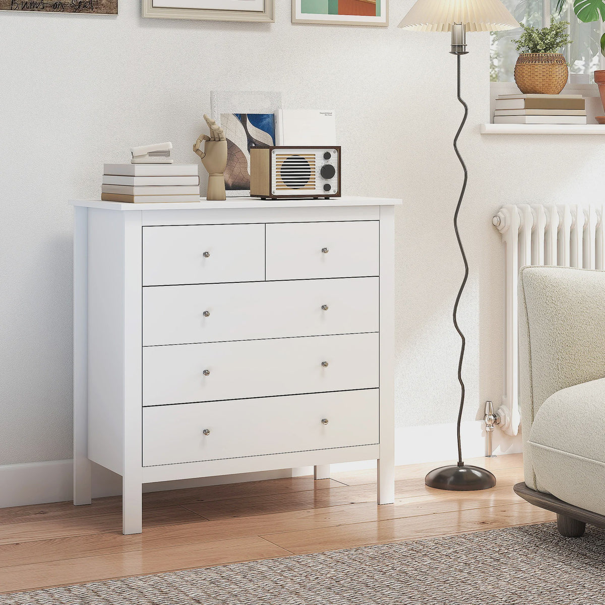 Stijlvolle Witte 5-Laden Commode met Handgrepen en Anti-Tip Beveiliging - Ideaal voor de Slaapkamer