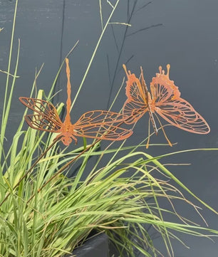 Roestkleurige Libelle & Vlinder Tuinsteker - Sierlijk Decoratie Ornament voor Buiten