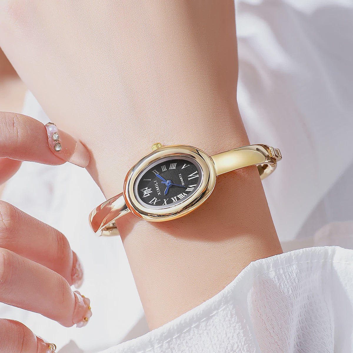 Luxe Dameshorloge met Strass en Gouden Afwerking - Elegant Quartz Polshorloge