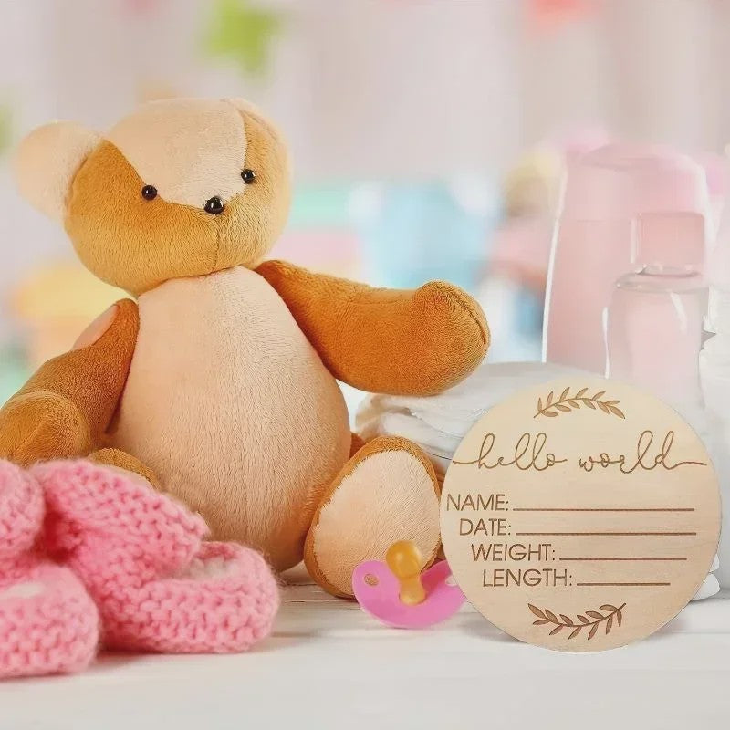 Houten Geboorte Aankondiging Bordje 'Hello World' - Fotoprop & Kraamcadeau