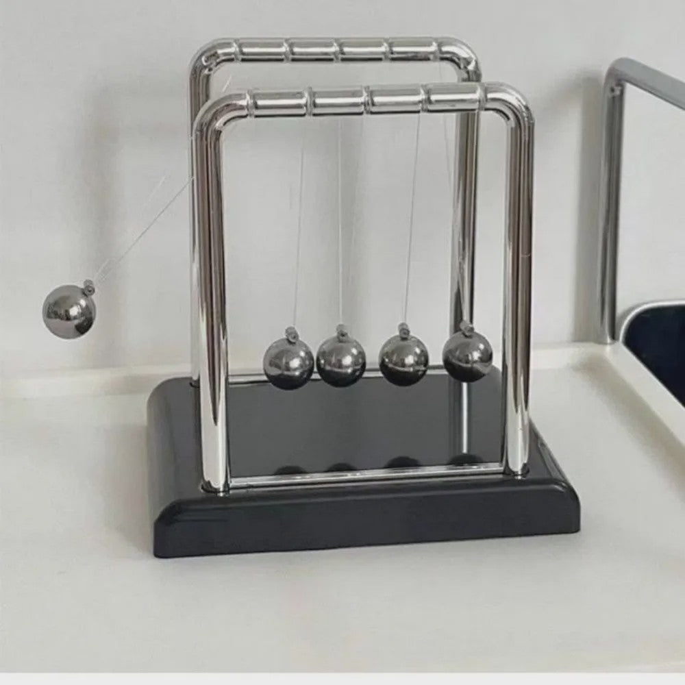 Newton's Cradle: Wetenschappelijk Pendel Speelgoed voor Bureau & Stressverlichting