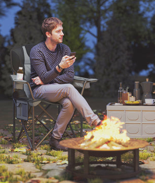 Outsunny Opvouwbare Campingstoel met Verstelbare Armleuningen, Bekerhouder, Zijvakken en Koeltas - Zwart