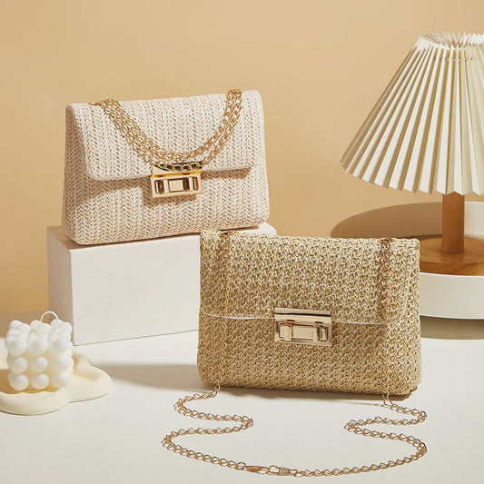 Stijlvolle Strooien Crossbody Tas met Gouden Kettingband - Perfect voor Dag en Avond