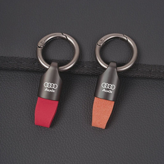 Luxe Suède & Metaal Audi Sleutelhanger - Stijlvol Accessoire voor Heren & Dames