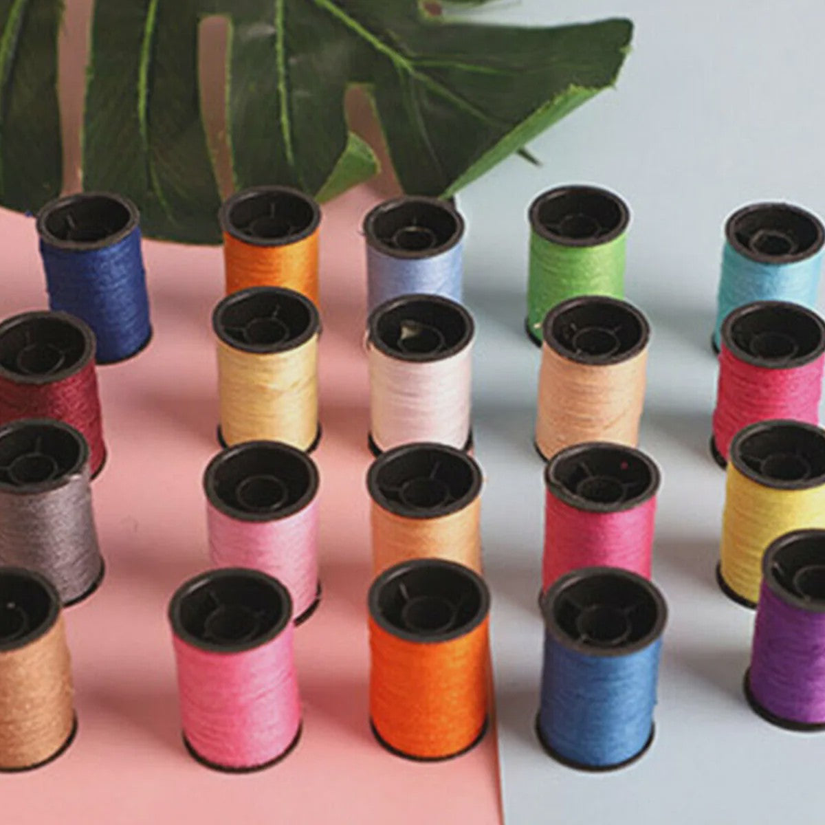 Uitgebreide Naaiset: 64 Kleuren Polyester Garen Spoelen voor Hand- en Machinaal Naaien