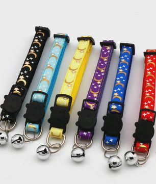 Verstelbare Kattenhalsband met Bel en Sterren/Maan Print - Veilig & Stijlvol