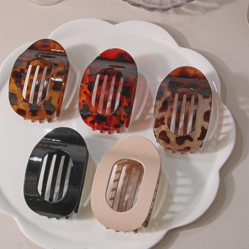 Chique Ovalen Haarklem met Luipaardprint - Stijlvolle Acryl Haarclip voor Dames