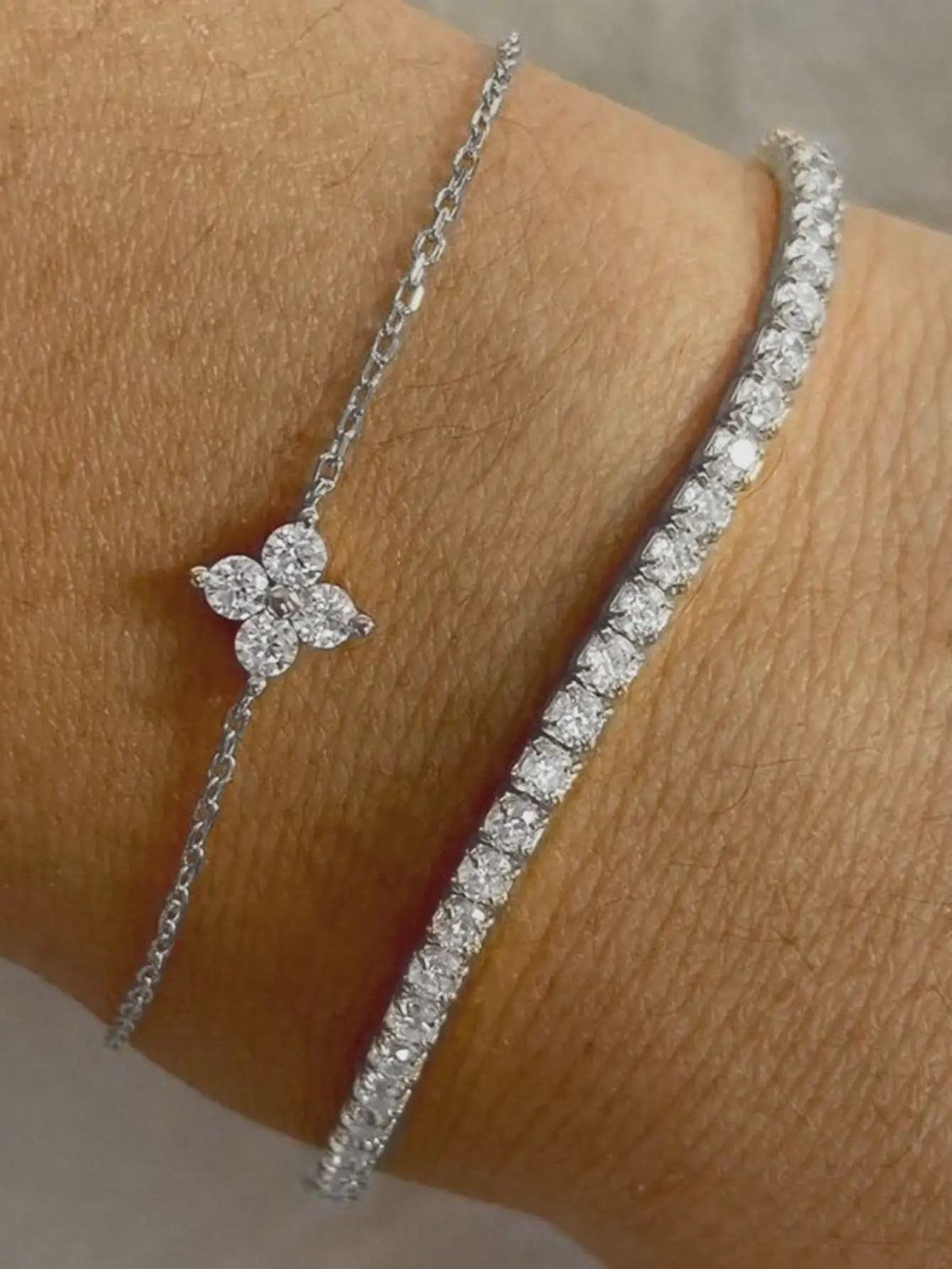 Set van 2 Dames Armbanden met Zirkonia Bloemen en Waterketting - Stijlvol voor Dagelijks Gebruik en Kantoor