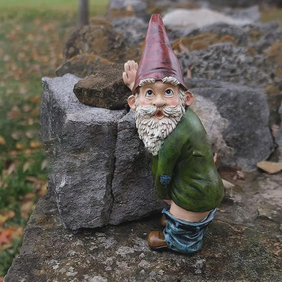 Grappige Plassende Tuinkabouter - Resin Beeldje voor Tuin & Terras