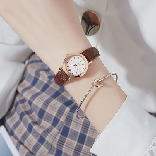 Chique Dameshorloge met Leren Band - Stijlvol en Casual Quartz Horloge