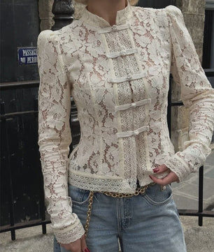 Elegante Witte Kant Blouse met Lange Mouwen en Uitgesneden Details - Dames