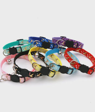 Verstelbare Kattenhalsband met Bel en Sterren/Maan Print - Veilig & Stijlvol