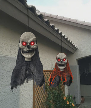 Set van 2 Angstaanjagende Halloween Hangende Schedels met LED Ogen