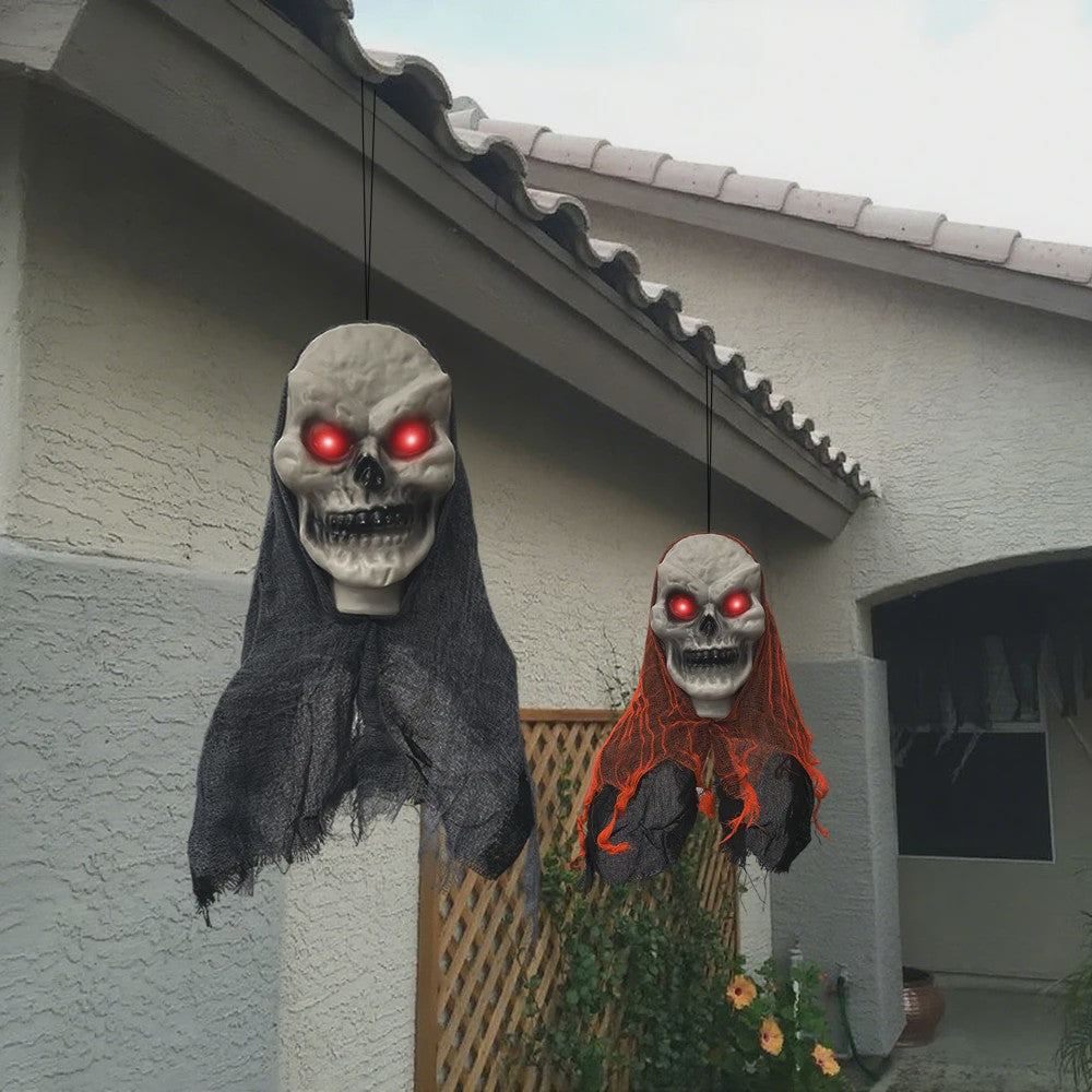 Set van 2 Angstaanjagende Halloween Hangende Schedels met LED Ogen