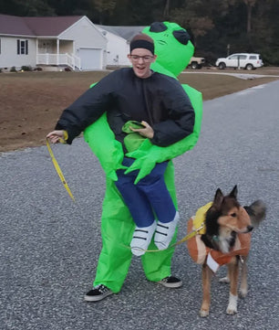 Opblaasbaar Buitenaards Kostuum - Groene Alien met Kind op Arm - Volwassen Feestkostuum