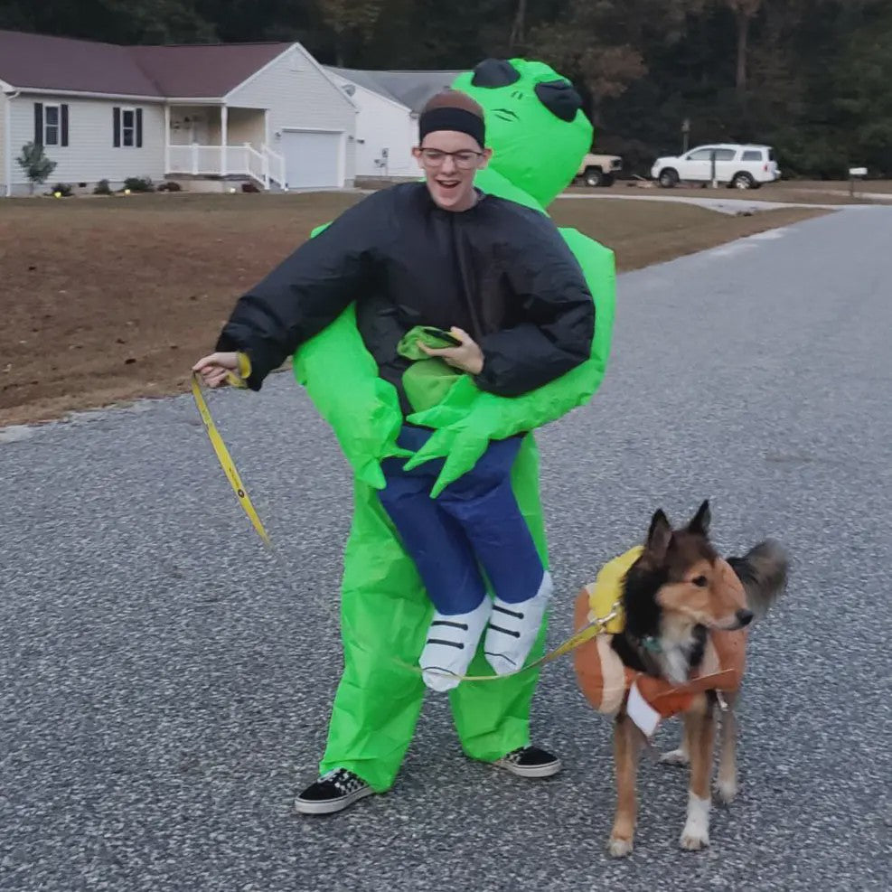 Opblaasbaar Buitenaards Kostuum - Groene Alien met Kind op Arm - Volwassen Feestkostuum