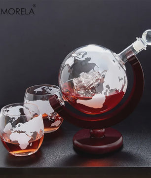 Luxe Whiskey Decanter Set in Wereldbol Design met Houten Standaard en 2 Glazen - 900ml