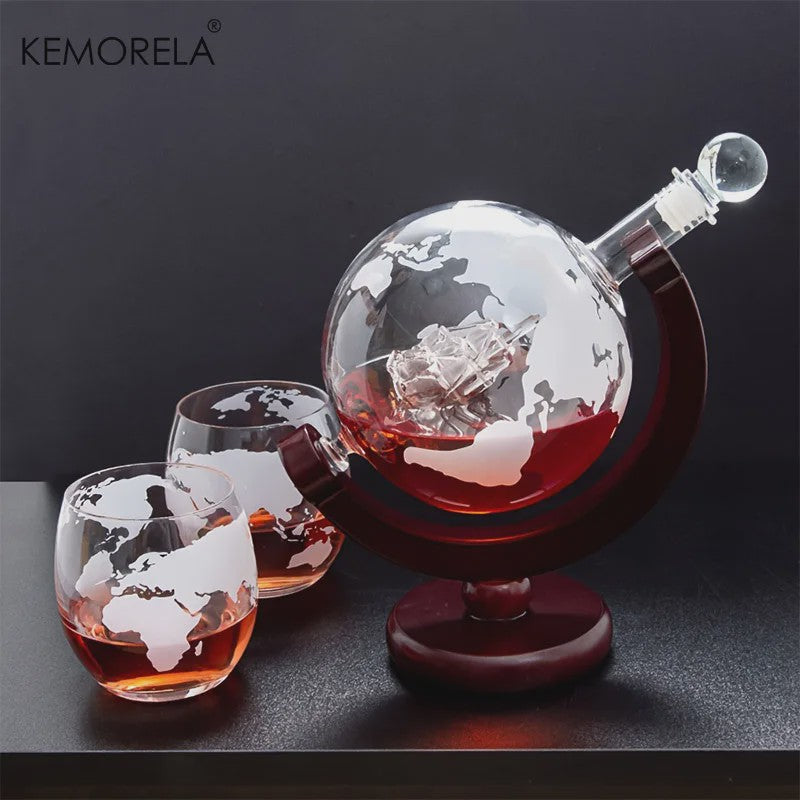 Luxe Whiskey Decanter Set in Wereldbol Design met Houten Standaard en 2 Glazen - 900ml