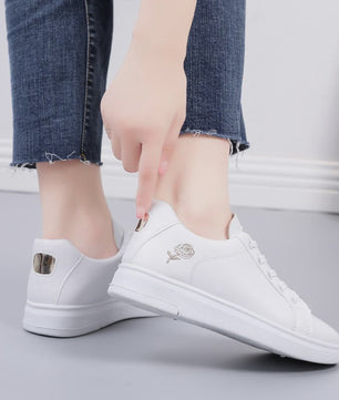 Dames Witte Sneakers met Geborduurde Bloem - Casual Leren Veterschoenen