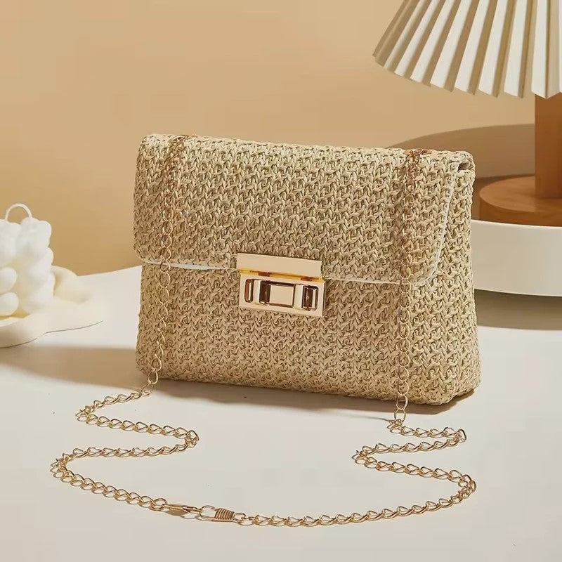 Stijlvolle Strooien Crossbody Tas met Gouden Kettingband - Perfect voor Dag en Avond