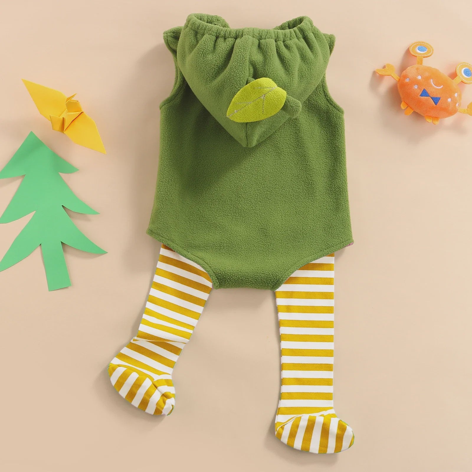 Schattige Avocado Romper met Capuchon en Gestreepte Sokken - Baby Halloween Outfit