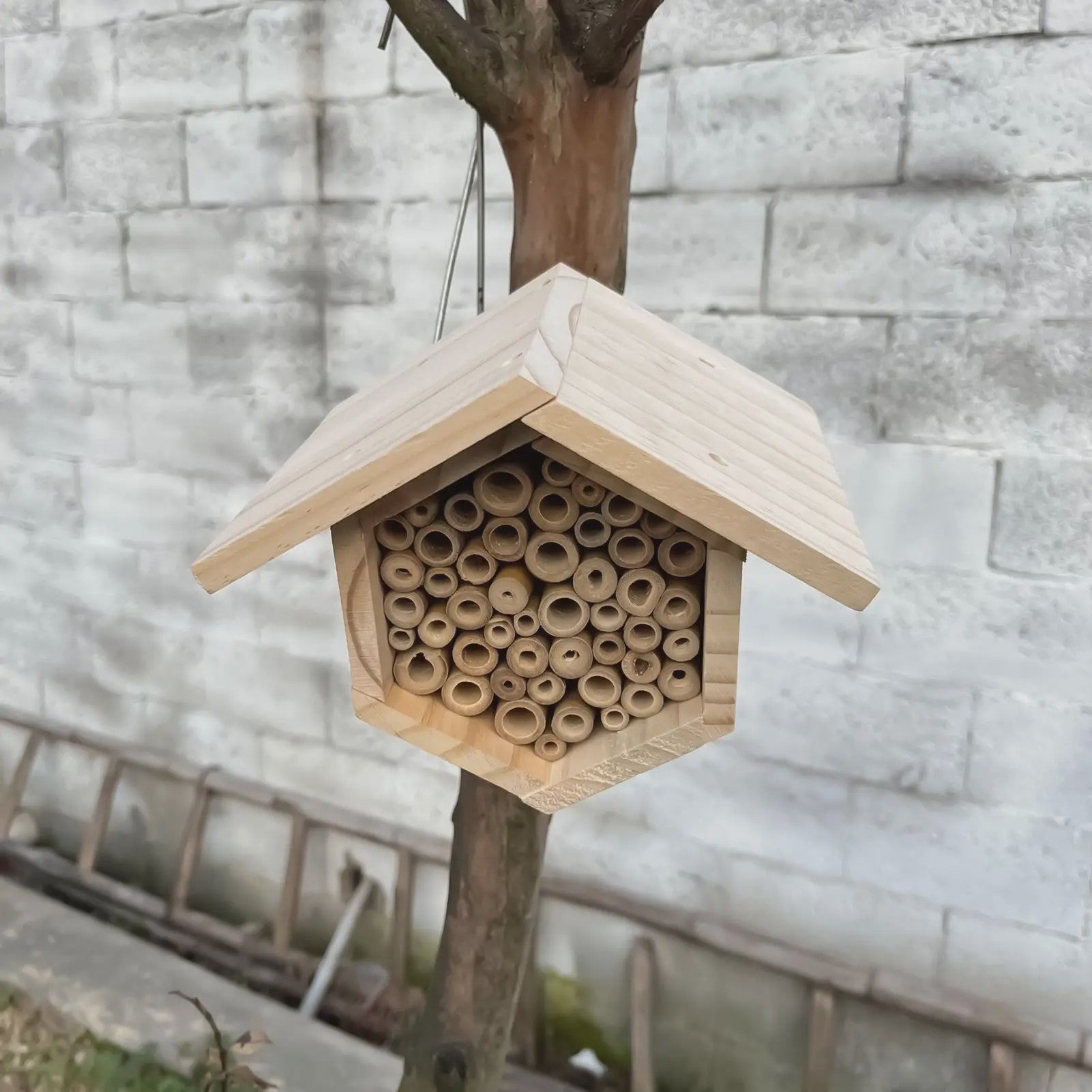 Houten Bijenhotel voor Tuin & Buiten - Natuurlijk Habitat voor Bijen, Vlinders & Insecten